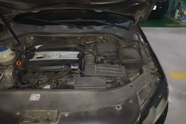 Used Volkswagen Magotan 2012 Revised Version 1.8TSI Leading Edition Engine Bay Left