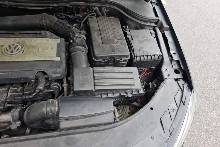 Used Volkswagen Magotan 2012 Revised Version 2.0 TSI Luxury Edition Engine Bay Left