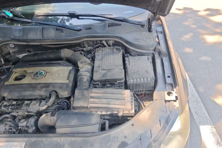 Used Volkswagen Magotan 2012 Revised 1.8TSI Luxury Version Engine Bay Left