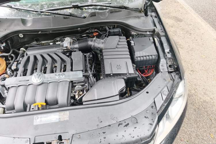 Used Volkswagen Magotan 2012 3.0 FSI Flagship Edition Engine Bay Left