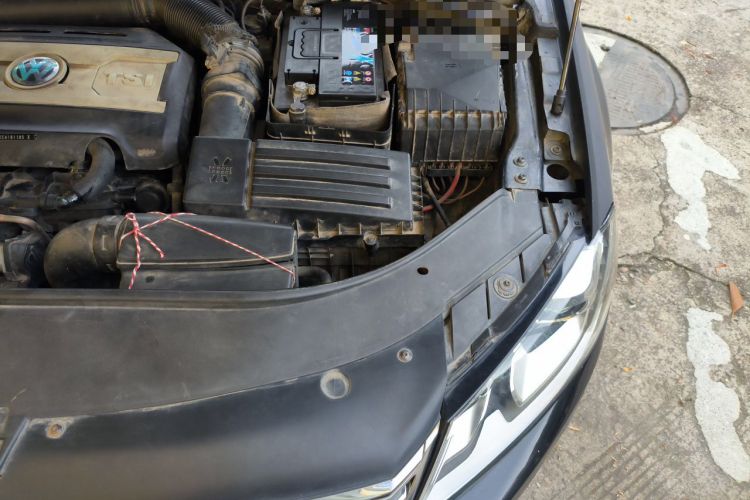 Used Volkswagen Magotan 2012 1.8TSI Prestige Model Engine Bay Left