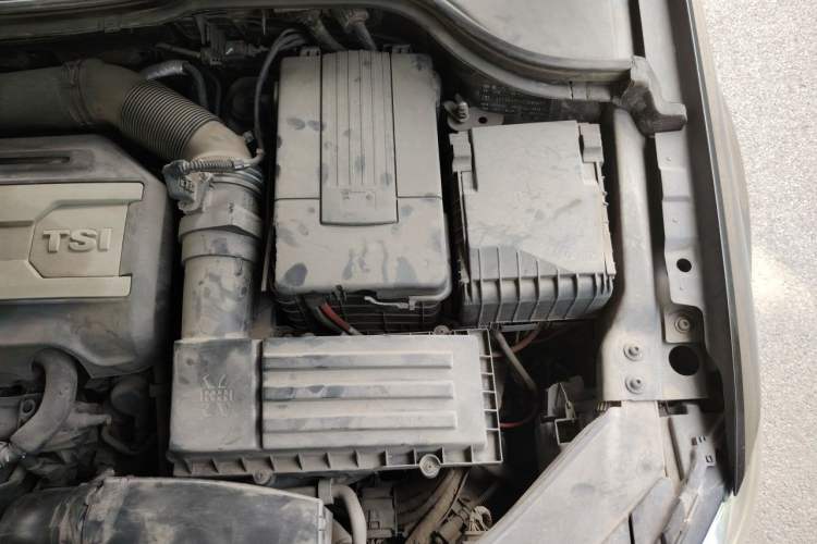 Used Volkswagen Magotan 2012 1.8TSI Luxury Model Engine Bay Left