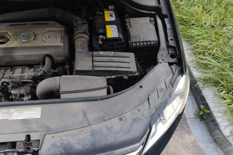 Used Volkswagen Magotan 2012 Facelift 1.8TSI Prestige Model Engine Bay Left