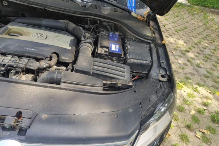 Used Volkswagen Magotan 2012 Revised Version 1.8TSI Leading Edition Engine Bay Left