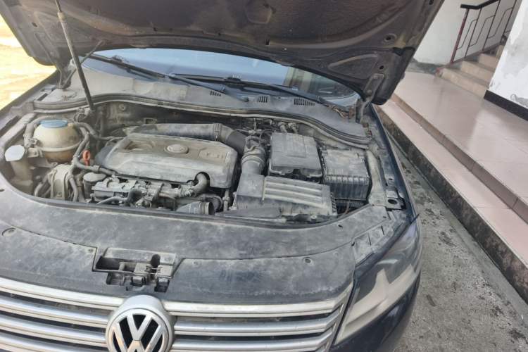 Used Volkswagen Magotan 2012 Revised Version 1.8TSI Leading Edition Engine Bay Left