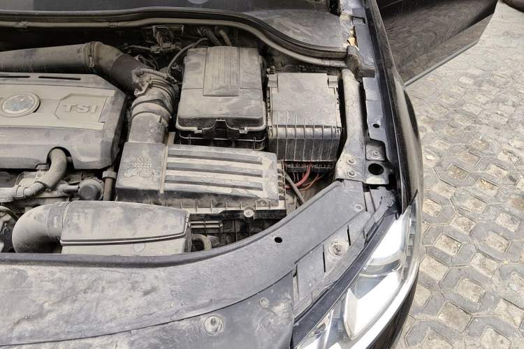 Used Volkswagen Magotan 2012 1.8TSI Luxury Model Engine Bay Left