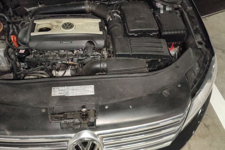 Used Volkswagen Magotan 2012 Revised Version 1.8TSI Leading Edition Engine Bay Left