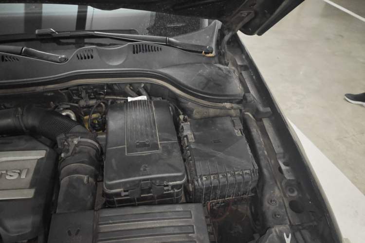 Used Volkswagen Magotan 2012 Travel Edition 2.0 TSI Comfort Version Engine Bay Left