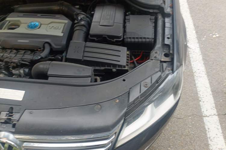 Used Volkswagen Magotan 2012 Revised Version 1.8TSI Leading Edition Engine Bay Left