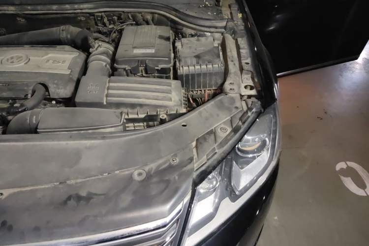 Used Volkswagen Magotan 2012 2.0 TSI Ultimate Edition Engine Bay Left