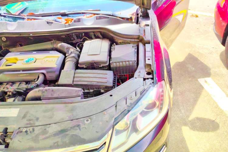 Used Volkswagen Magotan 2012 Revised 1.8TSI Luxury Version Engine Bay Left
