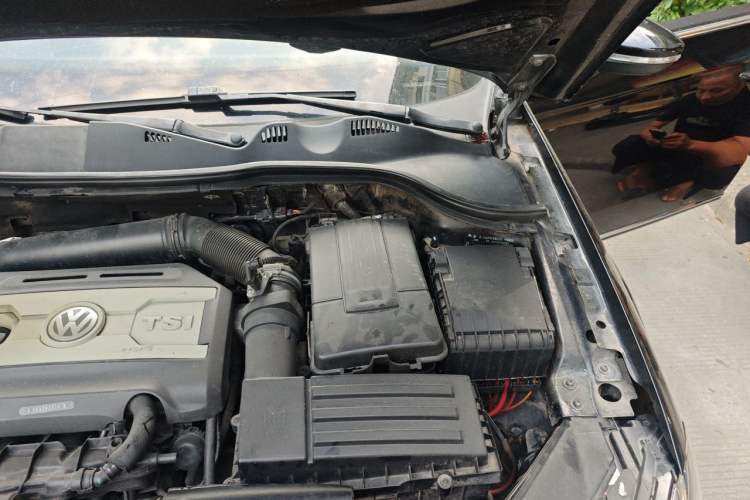 Used Volkswagen Magotan 2012 1.8TSI Luxury Model Engine Bay Left