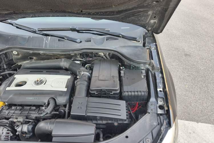 Used Volkswagen Magotan 2012 1.8TSI Luxury Model Engine Bay Left