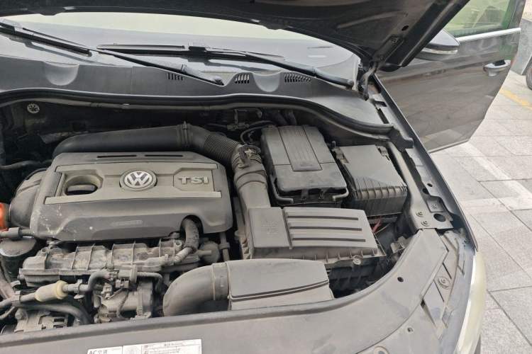 Used Volkswagen Magotan 2012 Facelift 1.8TSI Prestige Model Engine Bay Left