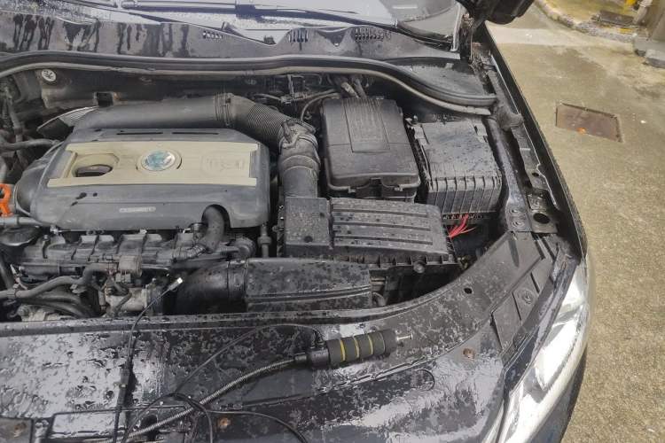 Used Volkswagen Magotan 2012 Revised 1.8TSI Luxury Version Engine Bay Left