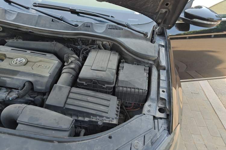 Used Volkswagen Magotan 2012 Revised Version 1.8TSI Leading Edition Engine Bay Left