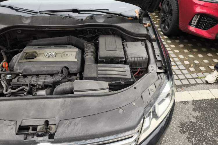 Used Volkswagen Magotan 2012 Revised 1.8TSI Luxury Version Engine Bay Left