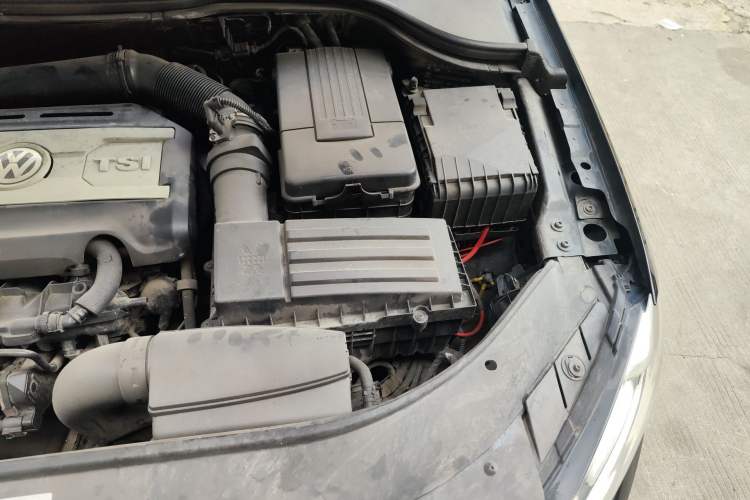 Used Volkswagen Magotan 2012 Revised 1.8TSI Luxury Version Engine Bay Left
