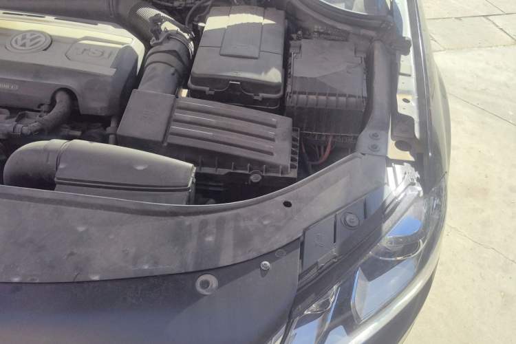 Used Volkswagen Magotan 2012 Revised Version 1.8TSI Leading Edition Engine Bay Left