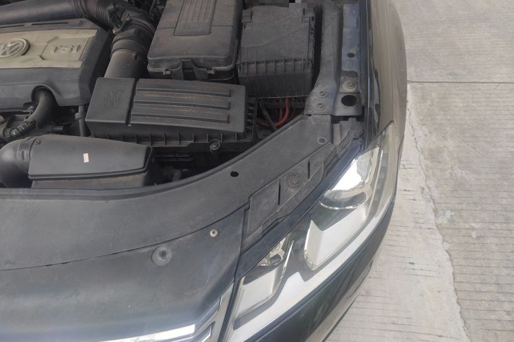 Used Volkswagen Magotan 2012 Revised 1.8TSI Luxury Version Engine Bay Left
