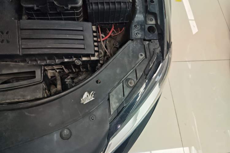 Used Volkswagen Magotan 2012 Travel Edition 2.0 TSI Comfort Version Engine Bay Left