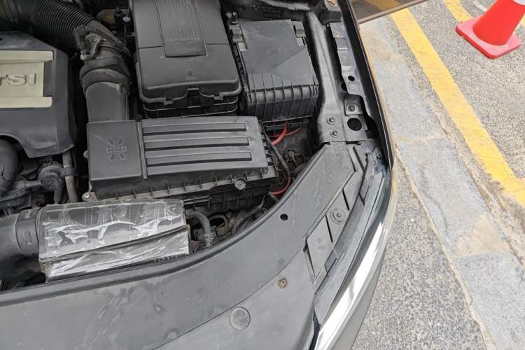 Used Volkswagen Magotan 2012 Revised Version 1.8TSI Leading Edition Engine Bay Left