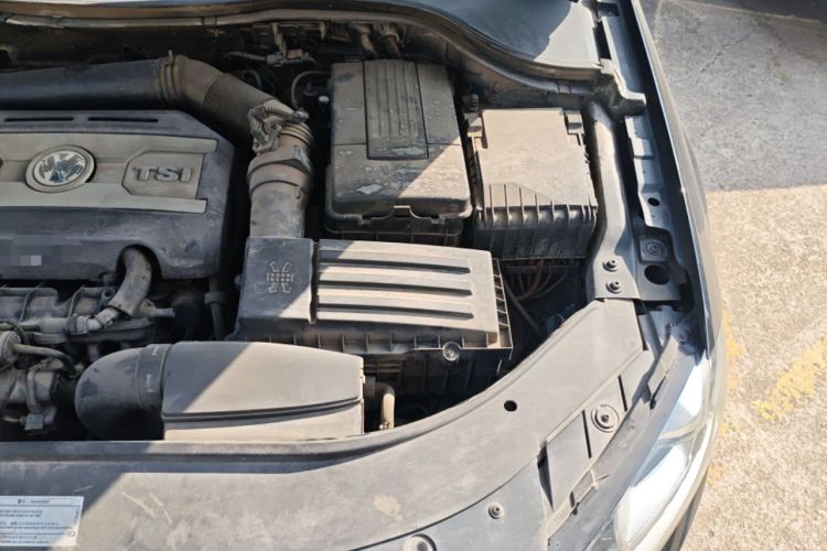 Used Volkswagen Magotan 2012 Revised 1.8TSI Luxury Version Engine Bay Left