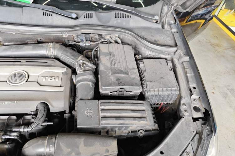 Used Volkswagen Magotan 2012 1.8TSI Prestige Model Engine Bay Left