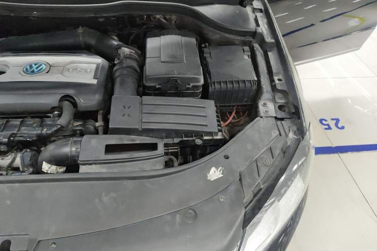 Used Volkswagen Magotan 2012 Travel Edition 2.0 TSI Comfort Version Engine Bay Left