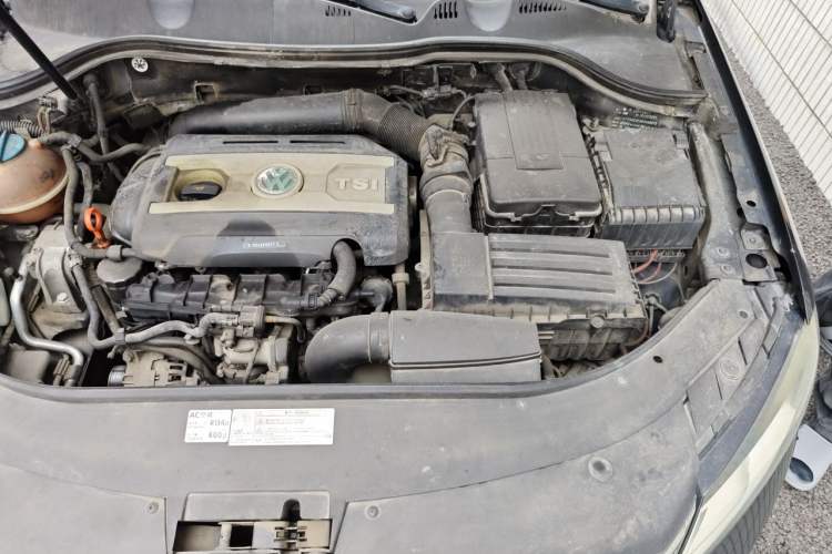 Used Volkswagen Magotan 2012 Revised Version 1.8TSI Leading Edition Engine Bay Left