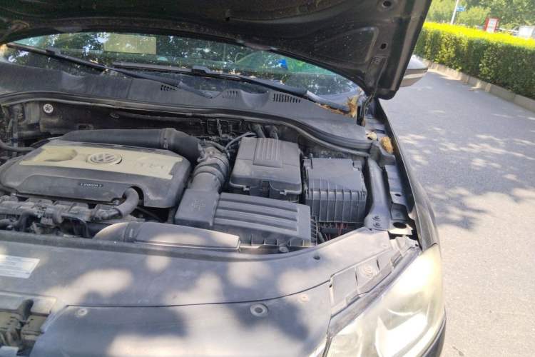 Used Volkswagen Magotan 2012 1.8TSI Luxury Model Engine Bay Left