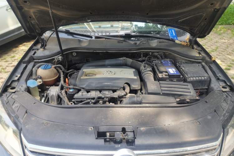 Used Volkswagen Magotan 2012 Revised Version 1.8TSI Leading Edition Engine Bay
