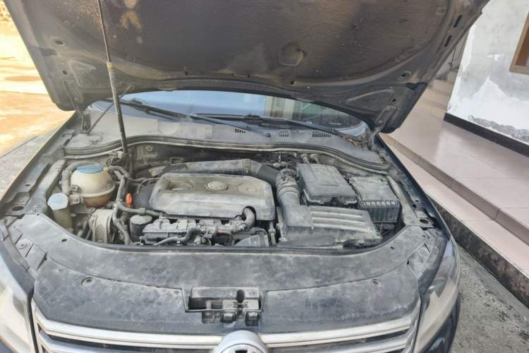 Used Volkswagen Magotan 2012 Revised Version 1.8TSI Leading Edition Engine Bay