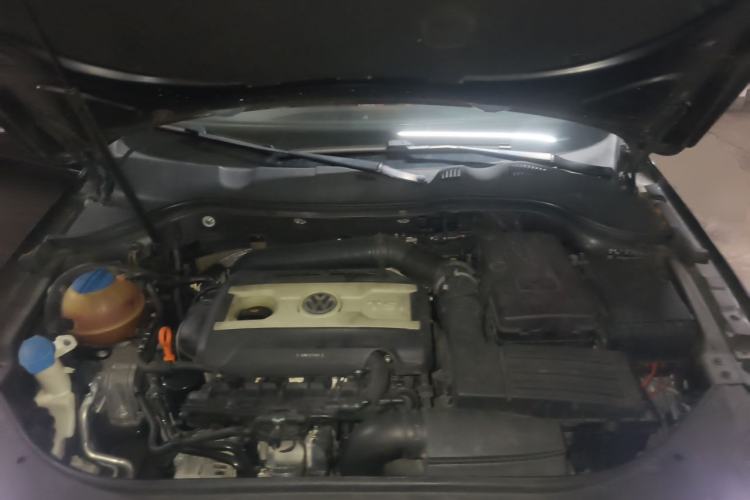 Used Volkswagen Magotan 2012 Revised Version 2.0 TSI Luxury Edition Engine Bay