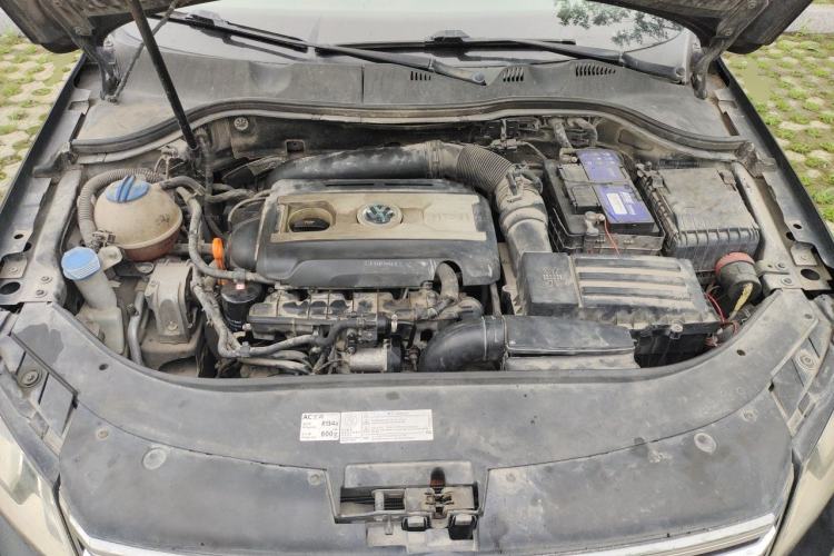 Used Volkswagen Magotan 2012 2.0 TSI Ultimate Edition Engine Bay