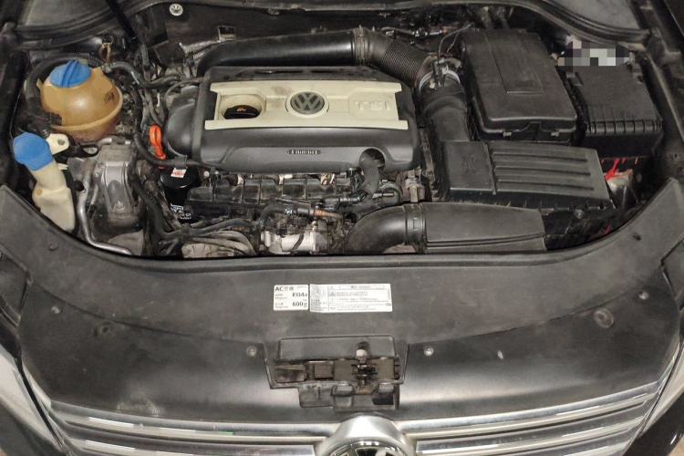 Used Volkswagen Magotan 2012 Revised Version 1.8TSI Leading Edition Engine Bay