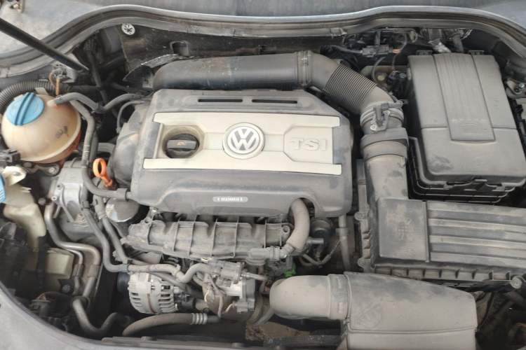 Used Volkswagen Magotan 2012 Revised 1.8TSI Luxury Version Engine Bay