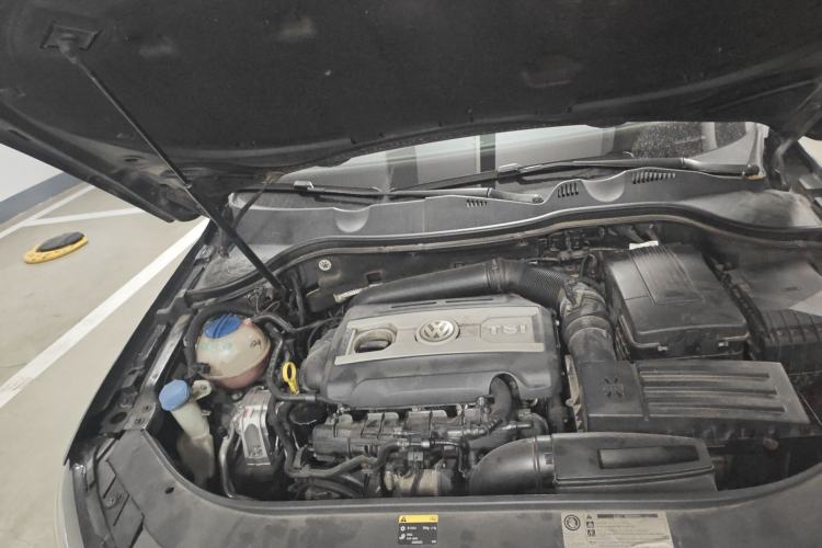 Used Volkswagen Magotan 2012 Travel Edition 2.0 TSI Comfort Version Engine Bay
