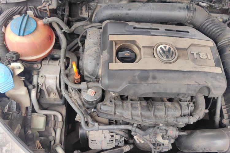 Used Volkswagen Magotan 2012 Revised Version 2.0 TSI Luxury Edition Engine Bay Right