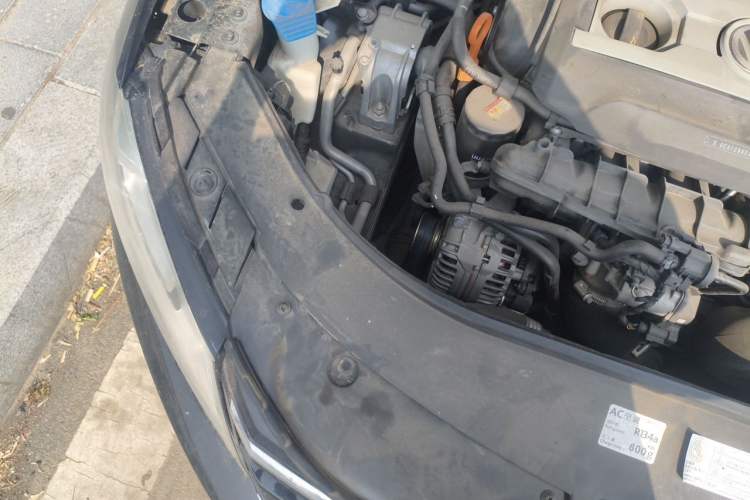 Used Volkswagen Magotan 2012 Facelift 1.8TSI Prestige Model Engine Bay Right