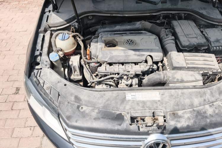 Used Volkswagen Magotan 2012 Revised Version 1.8TSI Leading Edition Engine Bay Right
