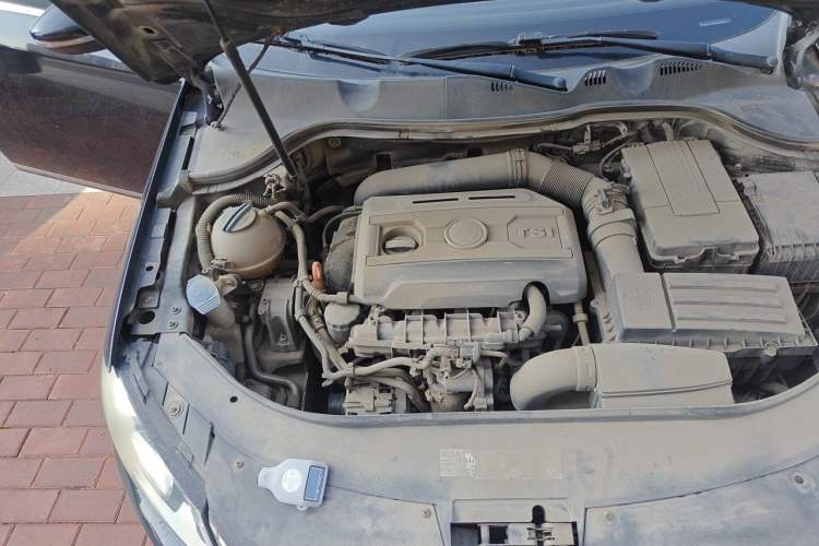 Used Volkswagen Magotan 2012 1.8TSI Luxury Model Engine Bay Right