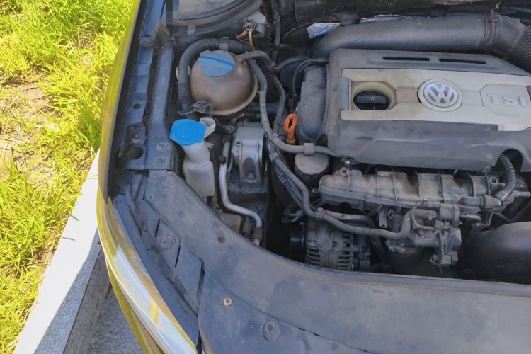 Used Volkswagen Magotan 2012 Revised Version 1.8TSI Leading Edition Engine Bay Right