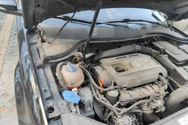 Used Volkswagen Magotan 2012 Revised 1.8TSI Luxury Version Engine Bay Right