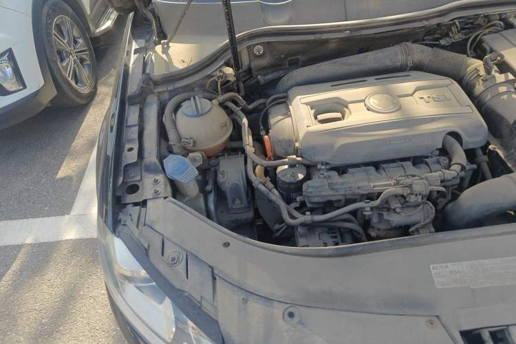 Used Volkswagen Magotan 2012 Revised 1.8TSI Luxury Version Engine Bay Right