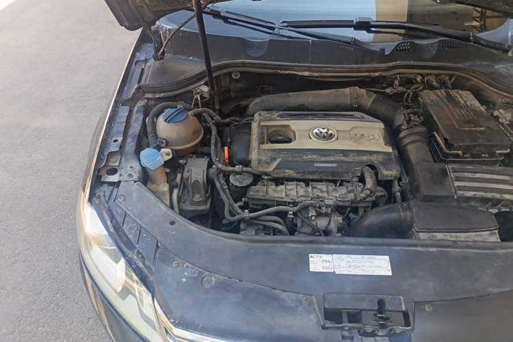 Used Volkswagen Magotan 2012 1.8TSI Prestige Model Engine Bay Right