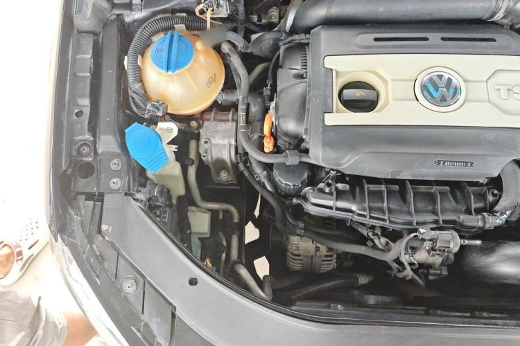 Used Volkswagen Magotan 2012 1.8TSI Luxury Model Engine Bay Right