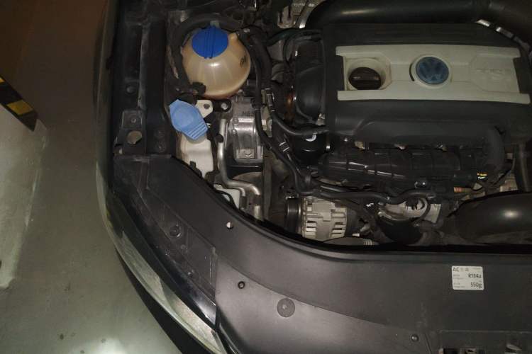 Used Volkswagen Magotan 2012 Travel Edition 2.0 TSI Comfort Version Engine Bay Right