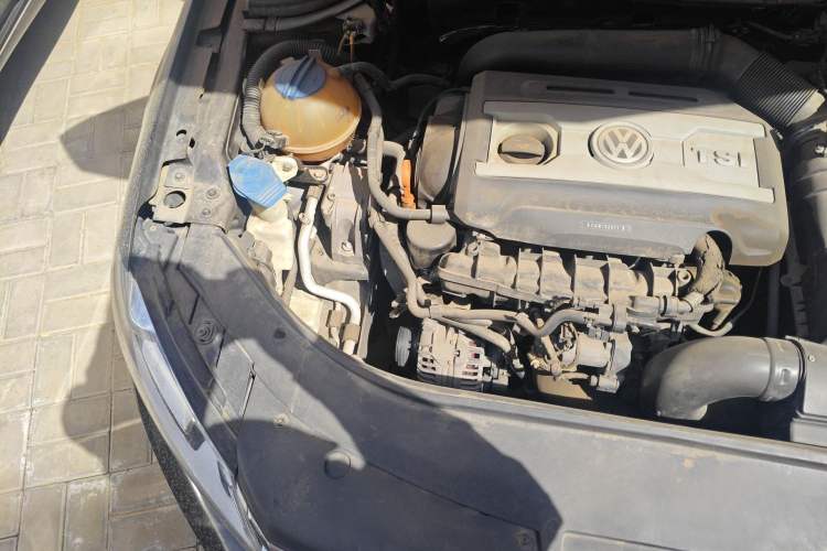 Used Volkswagen Magotan 2012 2.0 TSI Ultimate Edition Engine Bay Right