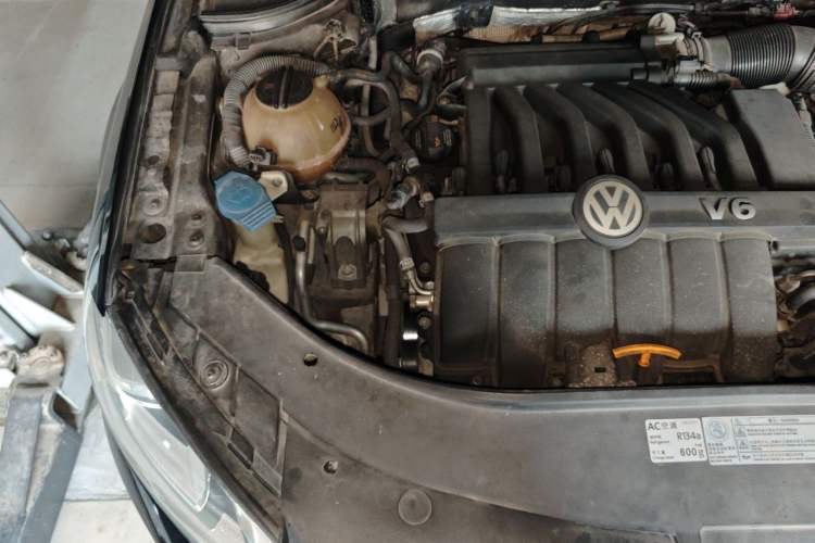 Used Volkswagen Magotan 2012 3.0 FSI Flagship Edition Engine Bay Right